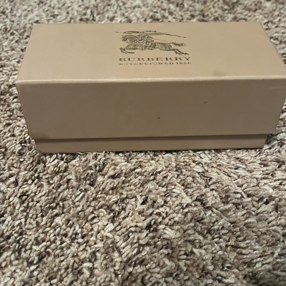 Burberry sunglass box - Picture 2 of 7